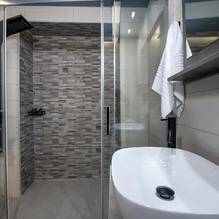 Rena's Luxury With Free Private Parking *