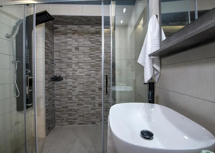 Rena's Luxury With Free Private Parking *